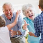 Cómo ayudar al abuelito en casa